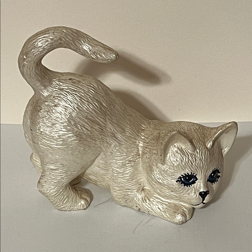 Vintage 1986 Beswick Porcelain Cat Figurine of a White Persian Kitten with Blue
